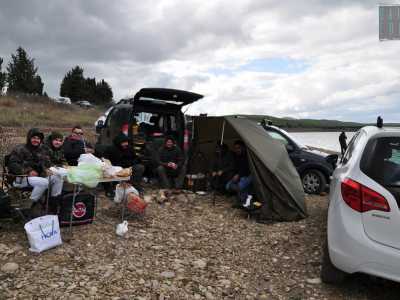 �Siamo quasi tutti pugliesi - ci dice Graziano, un pescatore di Santeramo in Colle che da due giorni � accampato qui per pescare carpe, con il resto dei suoi amici -. Questo � un luogo stupendo, ma non c�� alcun controllo da parte delle autorit�